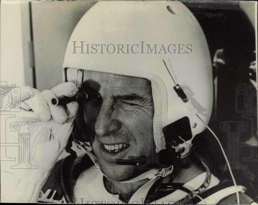 1965 Press Photo James A. Lovell in his space suit looking through a telescope- Historic Images