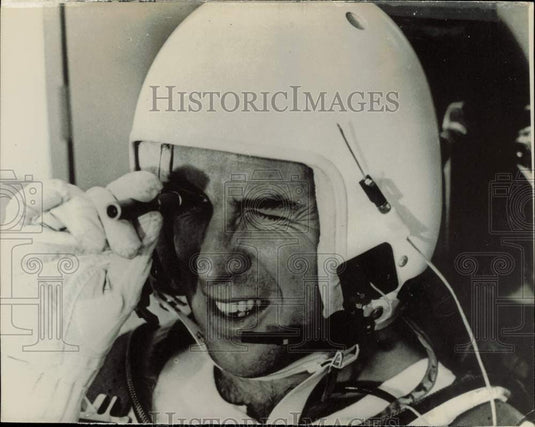 1965 Press Photo James A. Lovell in his space suit looking through a telescope- Historic Images
