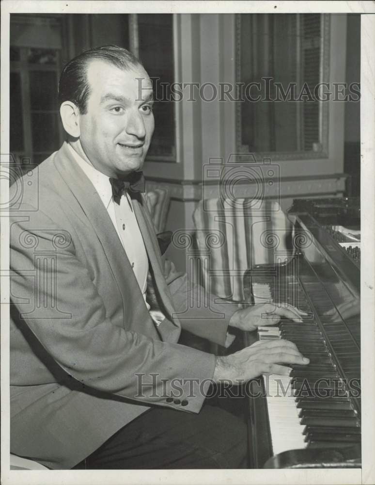 Press Photo Barnee Breeskin plays piano - kfx48688- Historic Images