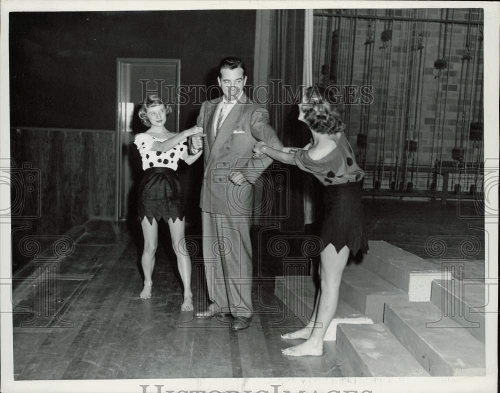 Press Photo Students ask John Payne to dance at University of Kentucky- Historic Images