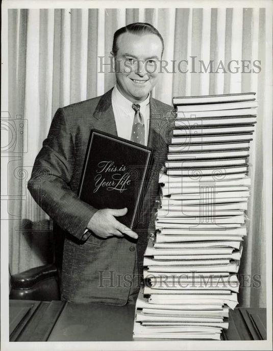 1958 Press Photo Emcee Ralph Edwards prepares for show 