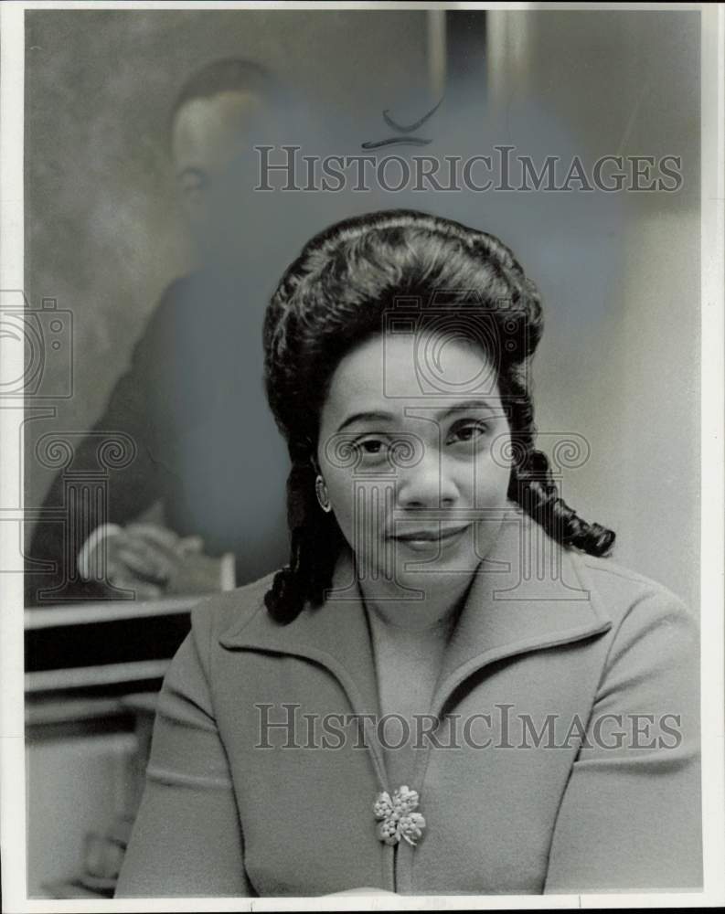 1972 Press Photo Coretta King beside husband&#39;s portrait at Atlanta office- Historic Images