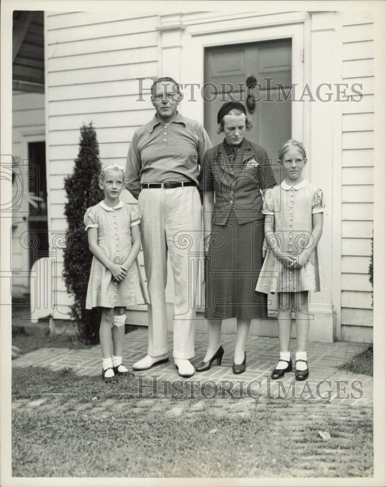 1937 Press Photo Mr. and Mrs. Hervey Allen and daughters at Maryland studio- Historic Images