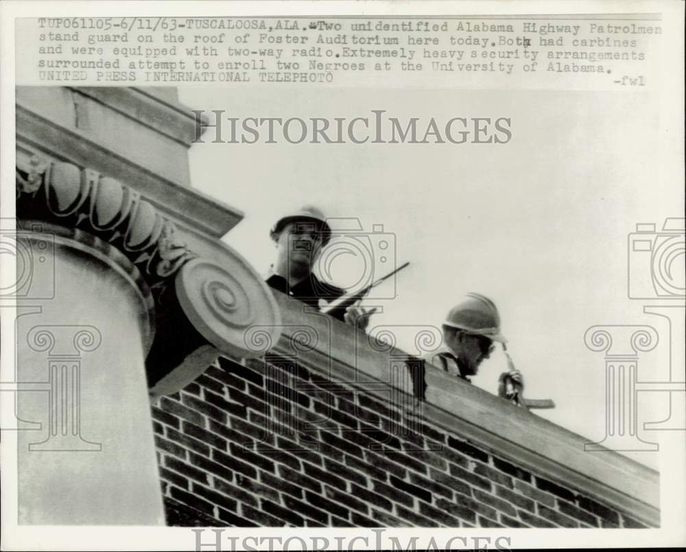 1963 Press Photo Highway patrolmen guard roof of Alabama university auditorium- Historic Images