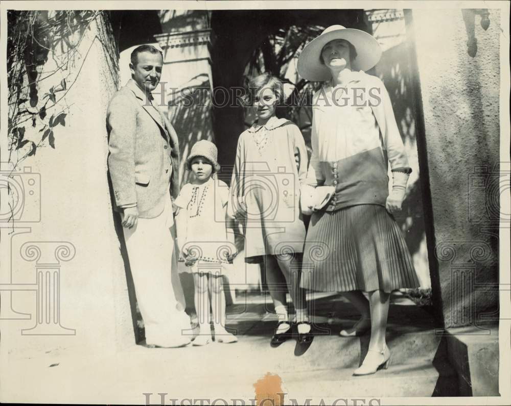 1927 Press Photo Mr. and Mrs. J.D. Gengler with their daughters at Breakers Pool- Historic Images