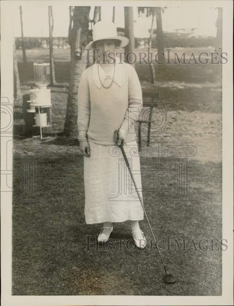 1924 Press Photo Mrs. Henry Carnegie Phipps plays golf at winter resort- Historic Images