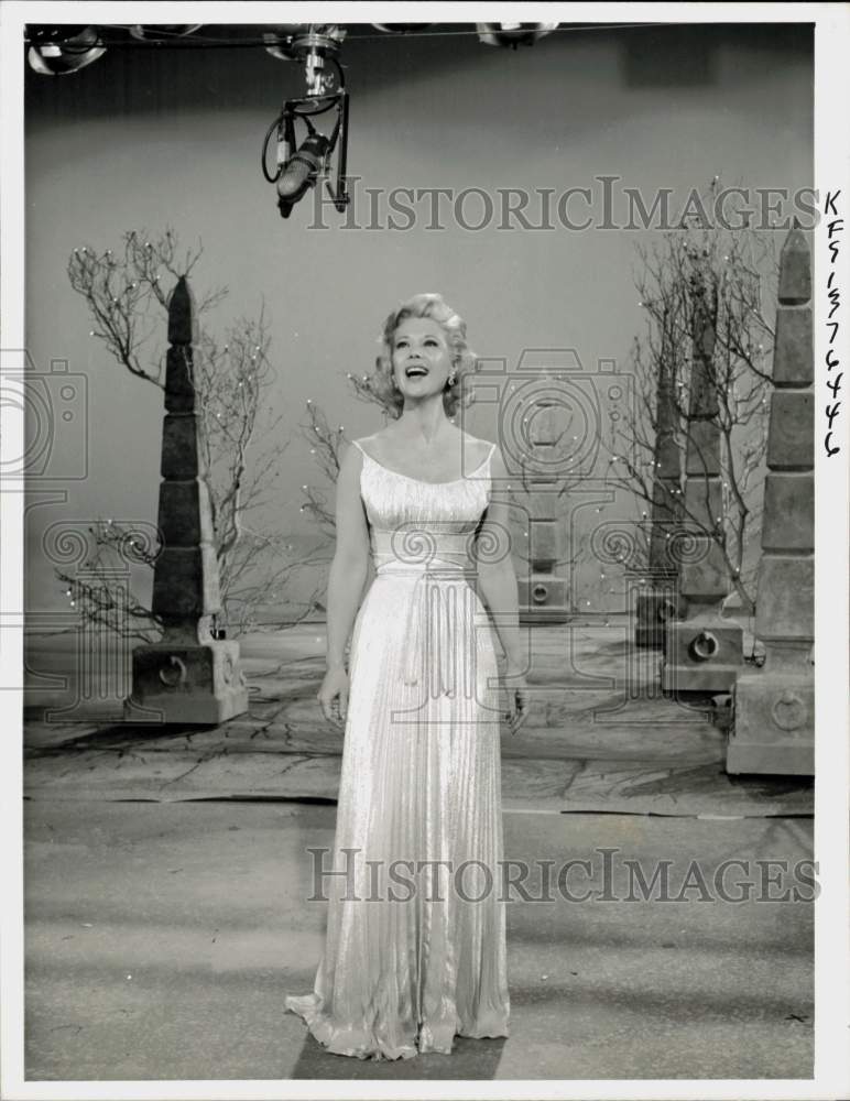 Press Photo Dinah Shore sings on the &quot;Dinah Shore Chevy Show&quot; - kfz01070- Historic Images