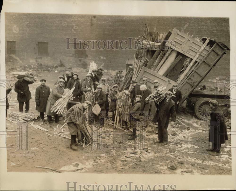 1926 Press Photo Men gathering scrap wood donated by Rite Contracting Co.- Historic Images