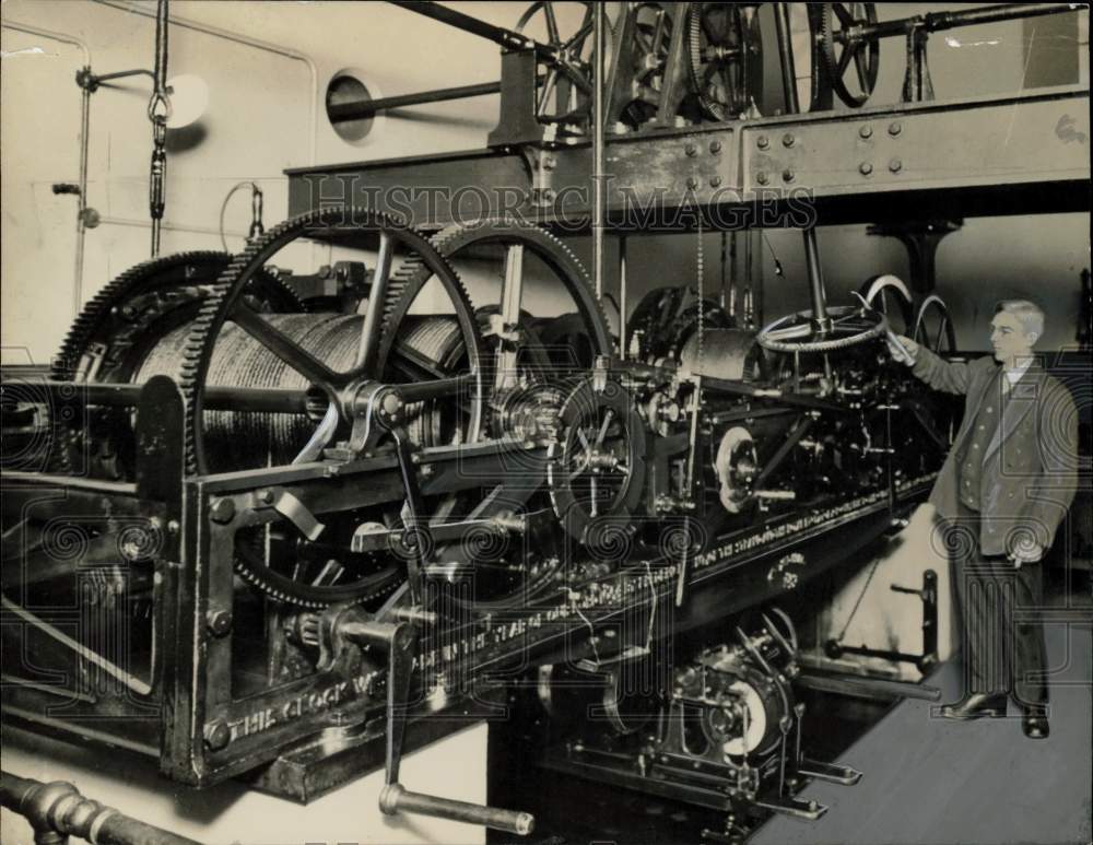 1939 Press Photo Man working on the gears of London&#39;s Big Ben clock - kfz08335- Historic Images