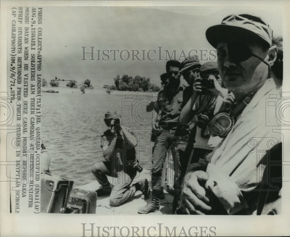 1971 Press Photo Moshe Dayan, Israeli Soldiers in El Qantana, Sinai, Egypt- Historic Images