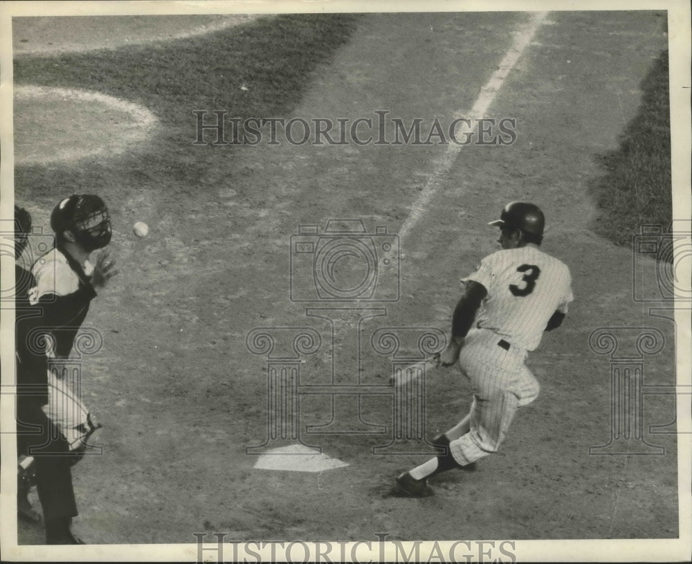 1971 Press Photo Harrelson Attempts Bunt & Fouls Pitch Off in 9th Inning- Historic Images