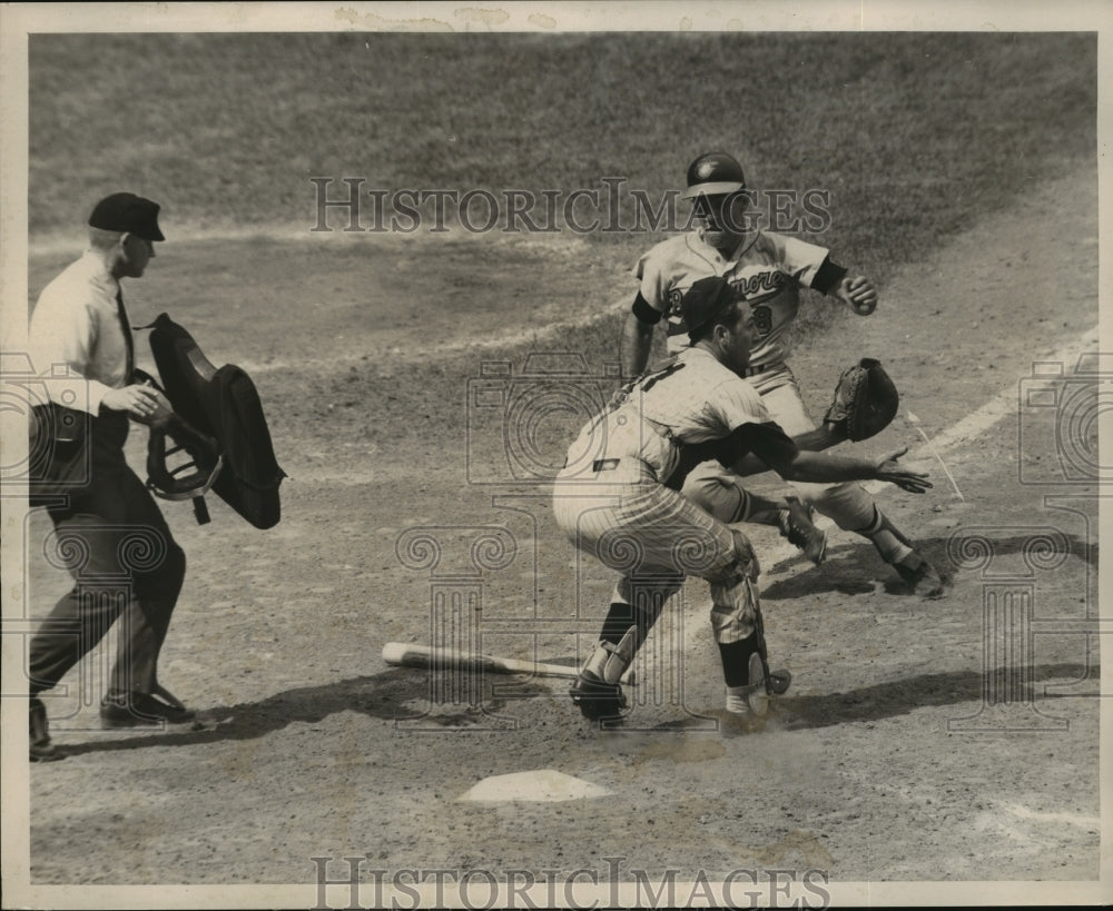 1968 Press Photo Etchebarren Safe at Home Scoring on Blair&#39;s Grounder- Historic Images