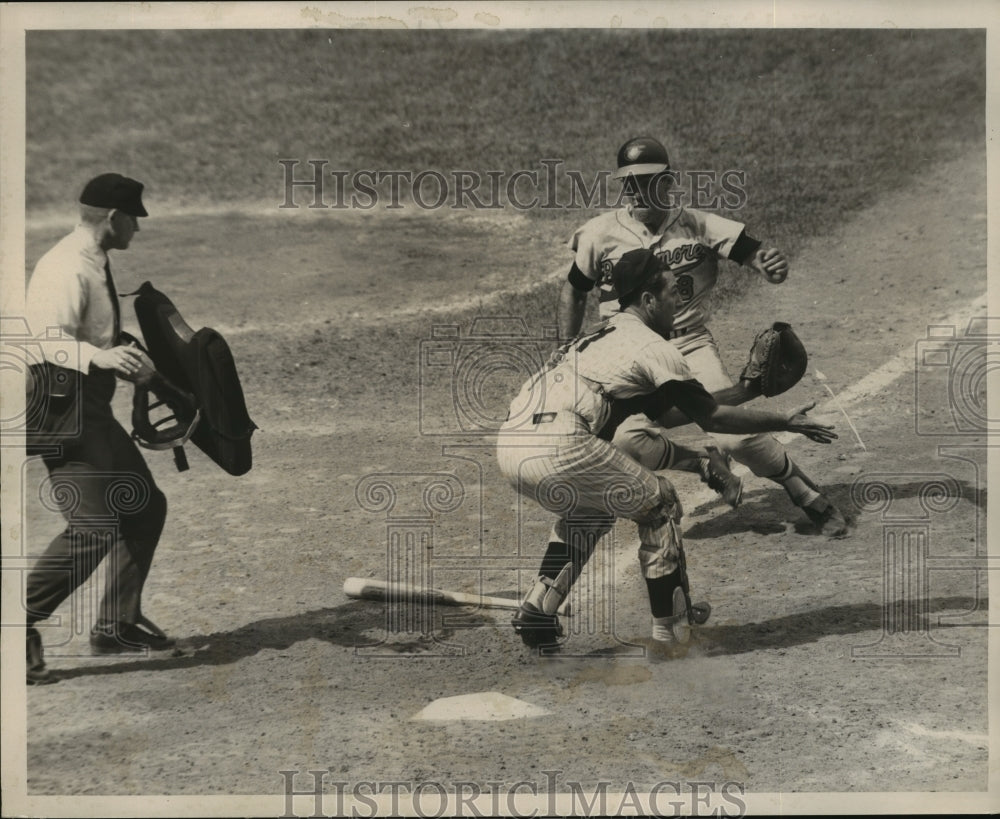 1968 Press Photo Etchebarren Safe at Home Scoring on Blair's Grounder- Historic Images
