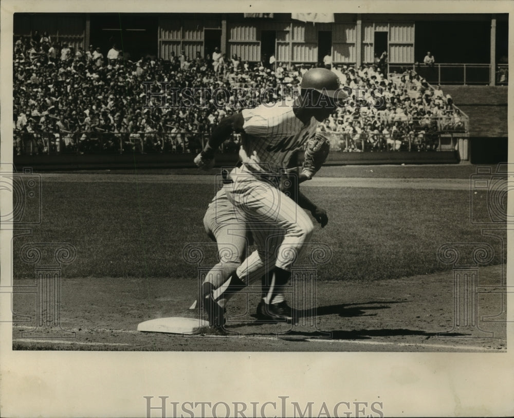 1972 Press Photo Mets' Milner Safe at 1st Base on Hit to #13 in 2nd Inning- Historic Images