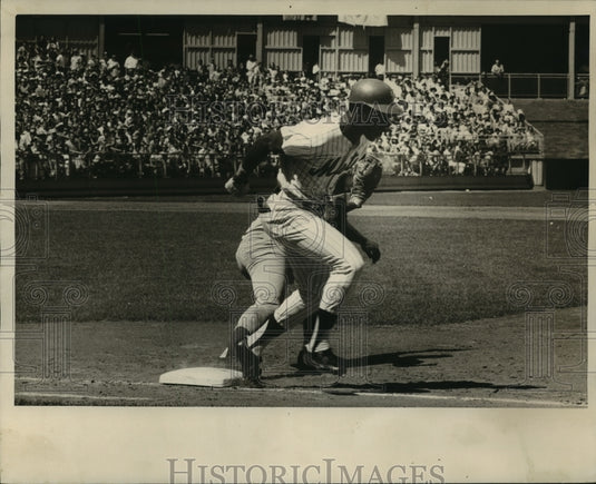 1972 Press Photo Mets' Milner Safe at 1st Base on Hit to
