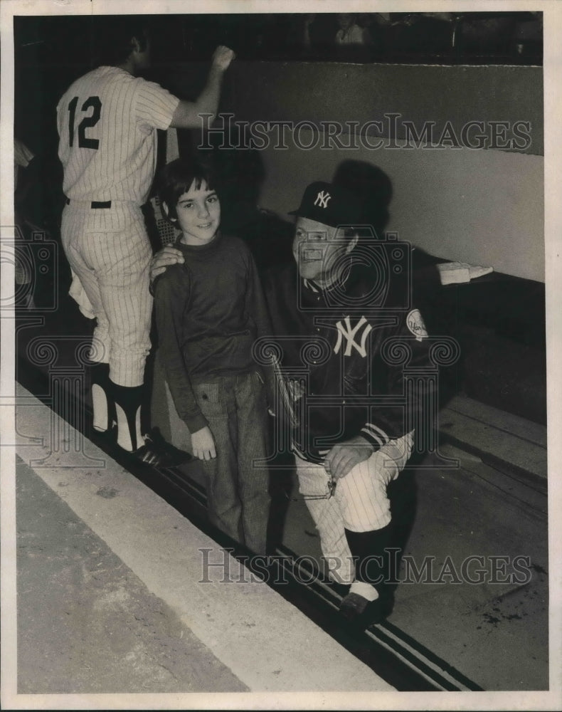 1972 Press Photo Robbie Dewey is Standing with Ralph Houk at Yankee Stadium- Historic Images