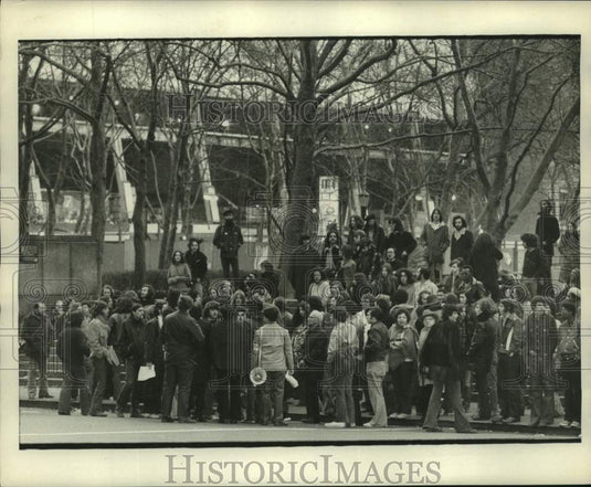 1971 Press Photo Pieacenicks assemble in New York City for a ride to Washington- Historic Images
