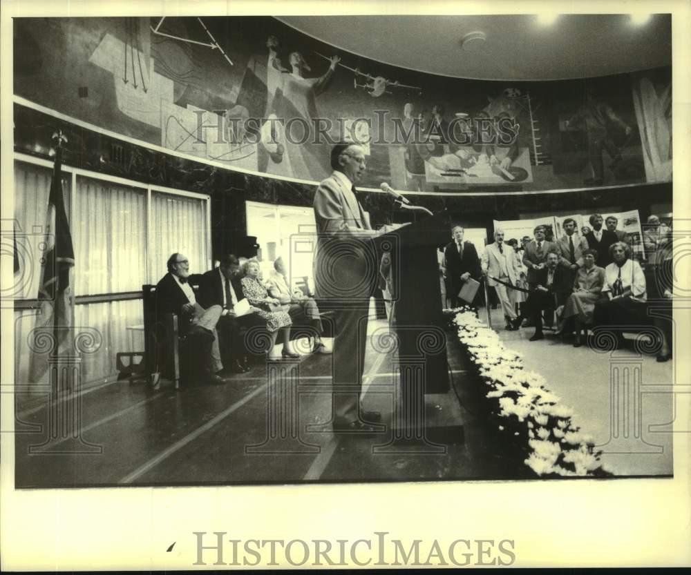 1980 Press Photo Alan Sanger speaking at LaGuardia Marine Air Terminal- Historic Images