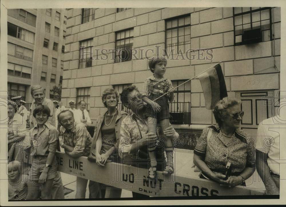 1976 Press Photo Chris Gehrig watches the Steuben Parade at 69th St. and 5th Ave- Historic Images