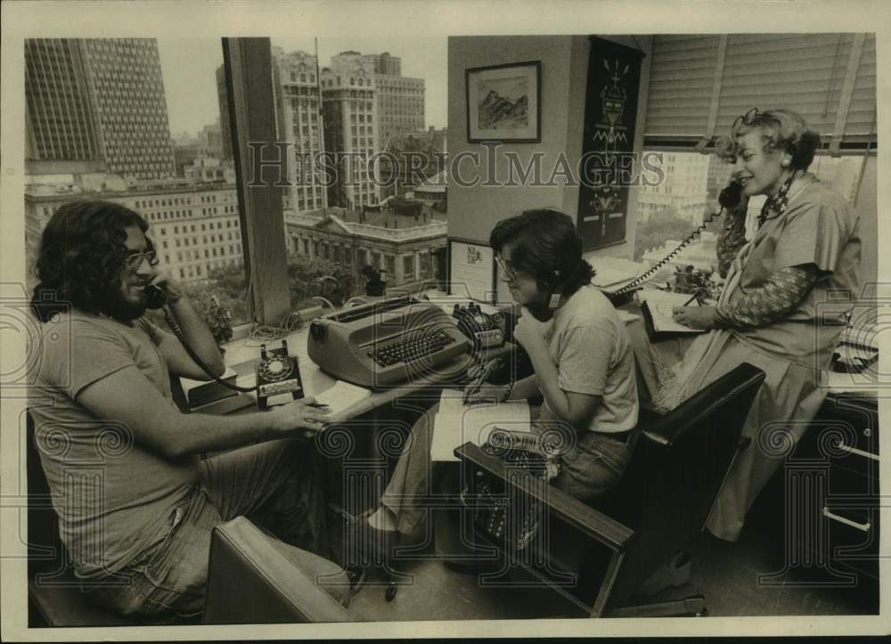 1976 Press Photo Three Non Paid Volunteers at the Mayor&#39;s Action Center- Historic Images