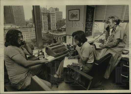 1976 Press Photo Three Non Paid Volunteers at the Mayor's Action Center- Historic Images