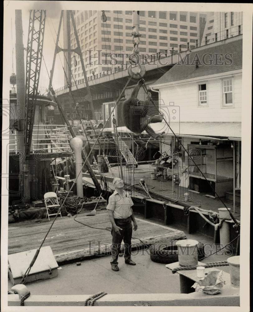 1973 Press Photo Fred Kosnac attempts to catch chimp &quot;Elaine&quot; aboard tug in NY- Historic Images