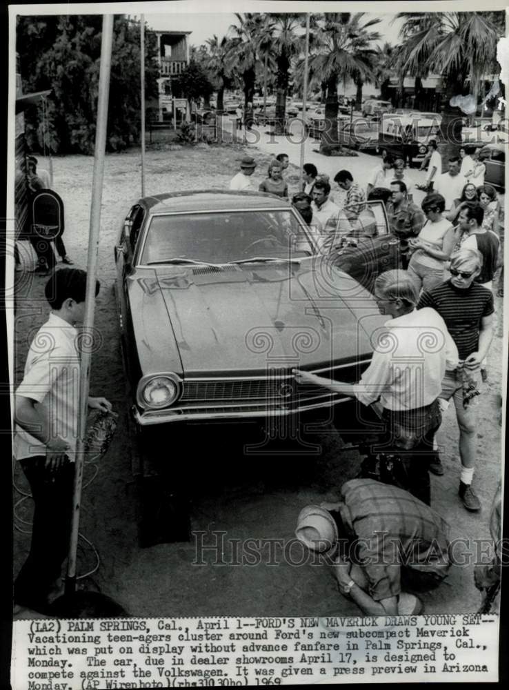 1969 Press Photo Teenagers check a Ford Subcompact Maverick in Palm Springs, CA- Historic Images