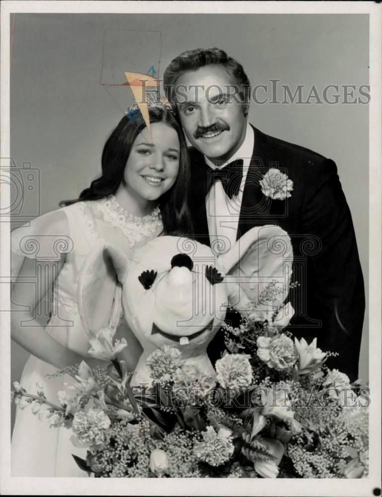 Press Photo Kim Crosby and Hal Linden, hosts of &quot;America&#39;s Junior Miss Pageant&quot;- Historic Images