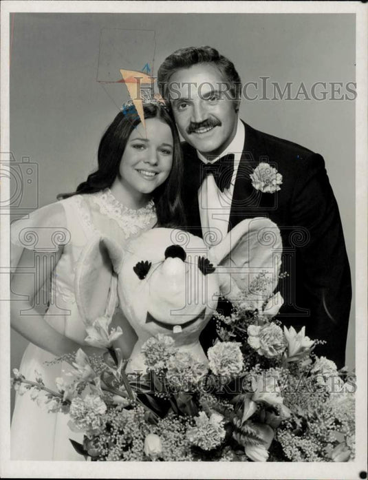 Press Photo Kim Crosby and Hal Linden, hosts of "America's Junior Miss Pageant"- Historic Images