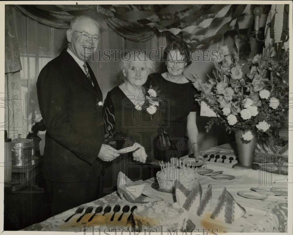 1948 Press Photo Mrs. Mary Dowd celebrates her 80th birthday at home in Boston- Historic Images