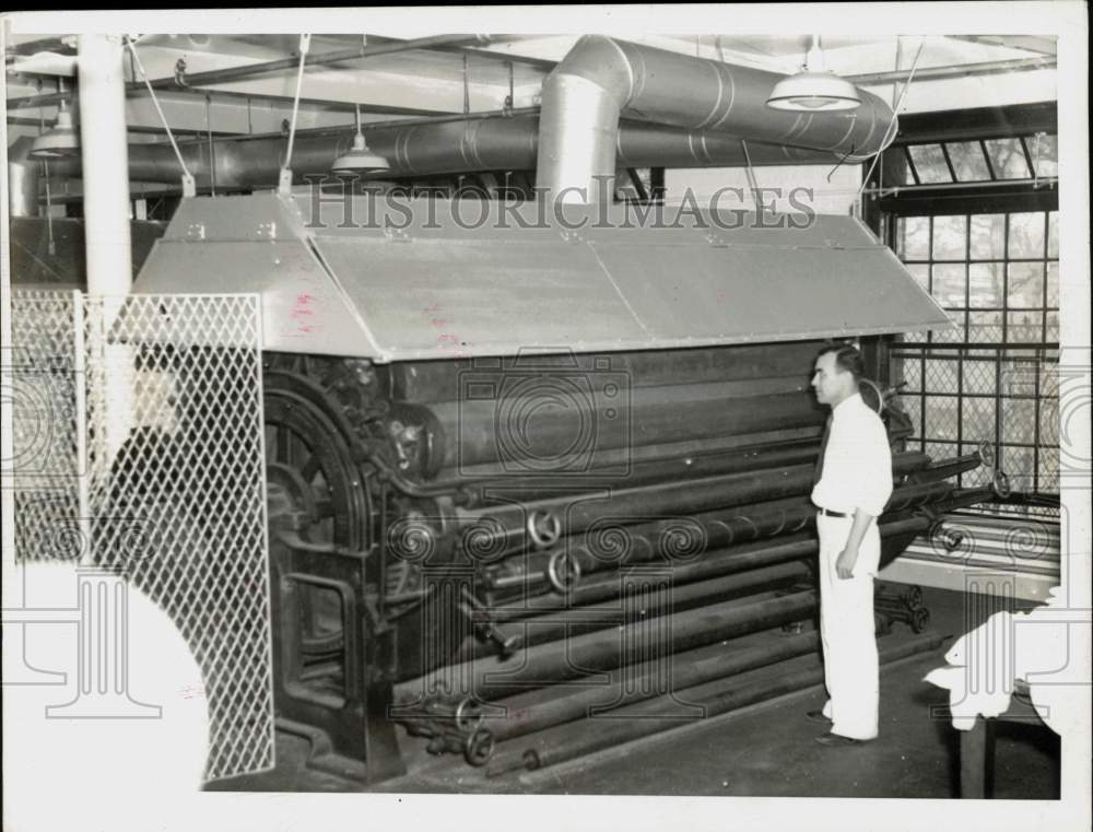 1937 Press Photo Robert J. Goggin head laundryman at State Hospital, MA- Historic Images