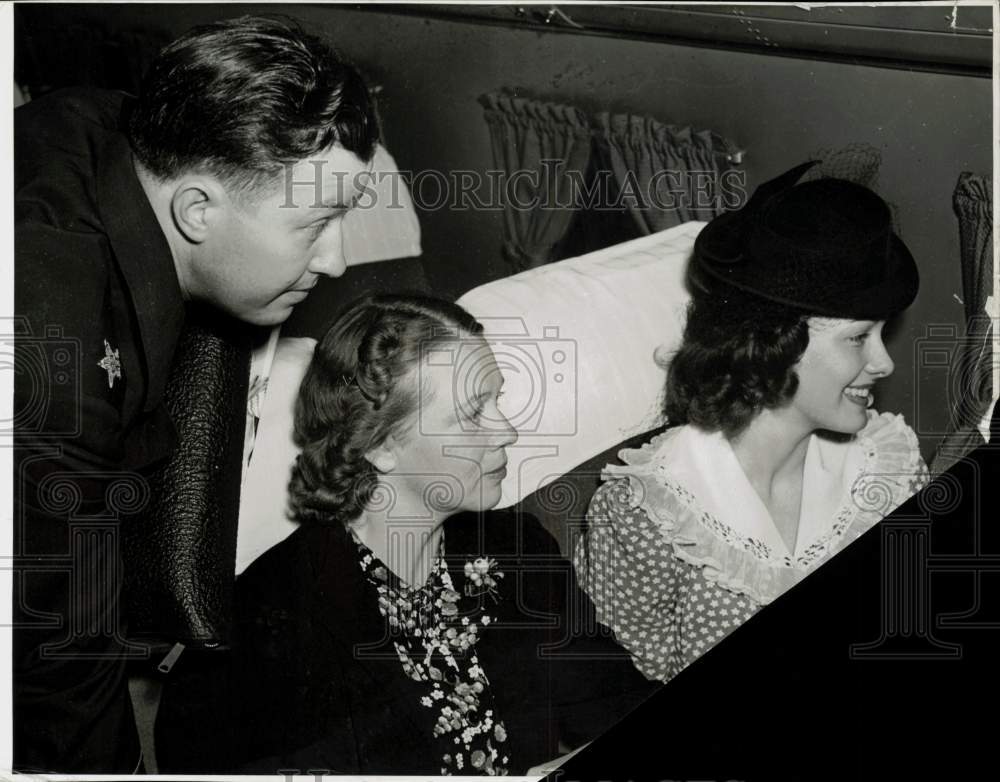 1940 Press Photo Joyce Moer with her family aboard a train - lra02063- Historic Images