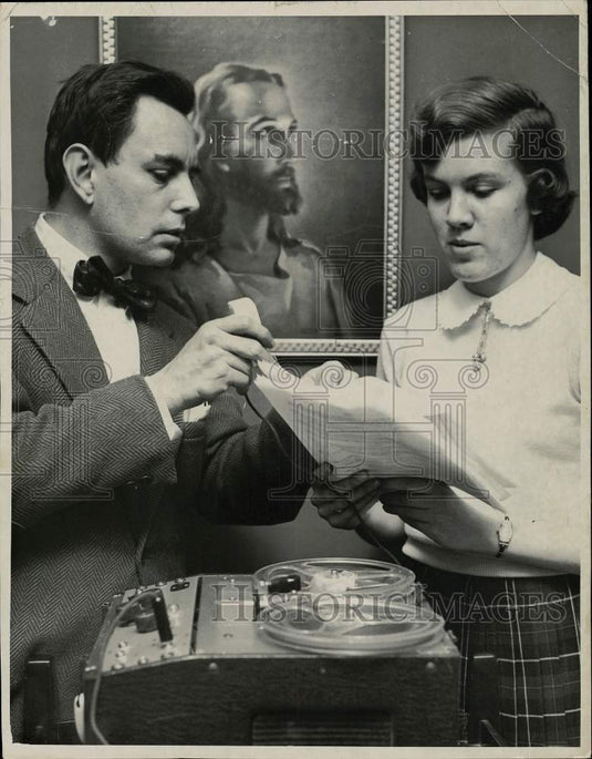 1954 Press Photo Allan Sloane auditions Shirley Sampson in Minneapolis- Historic Images
