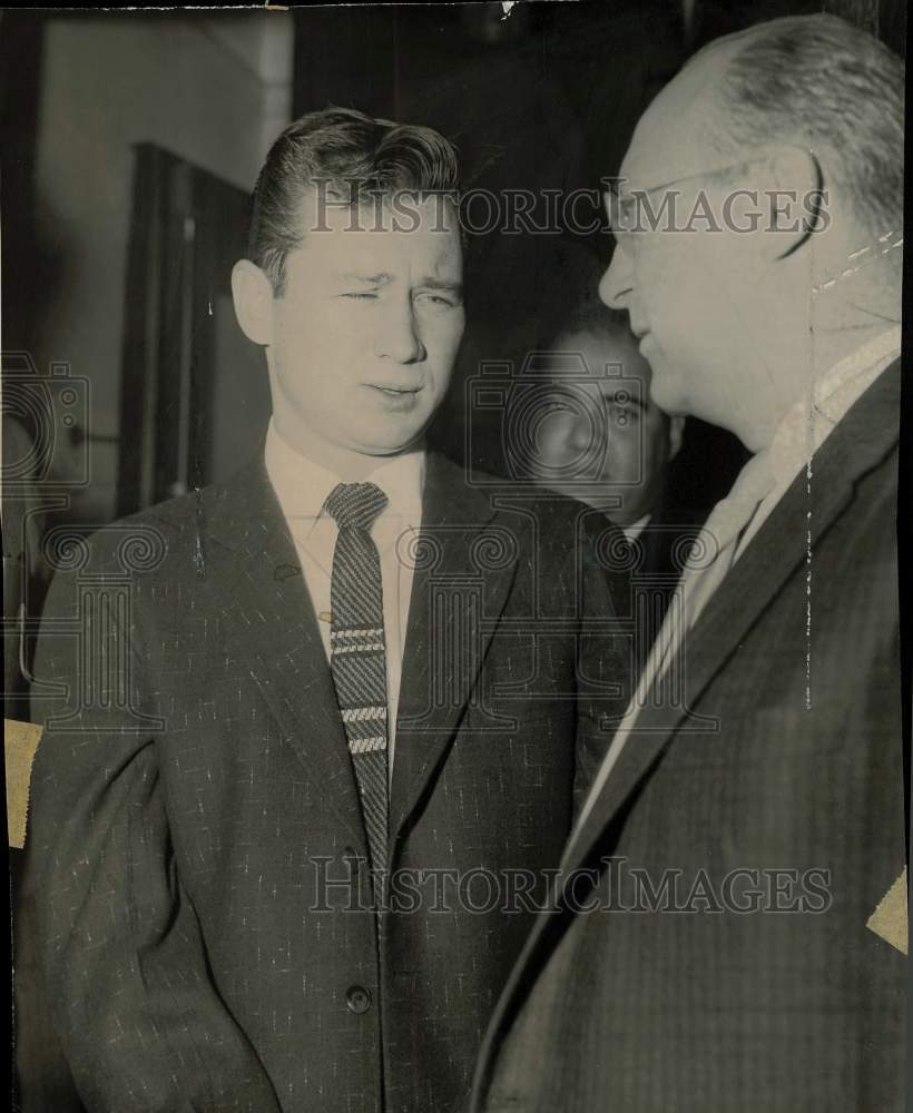 1957 Press Photo Brookline Murder Suspect Jack Chester at Courthouse with Men- Historic Images