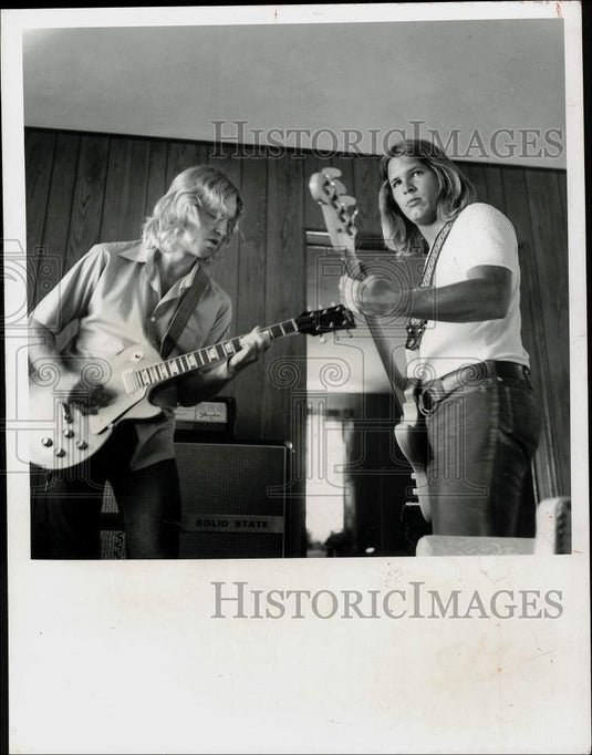 1973 Press Photo Wally Dow and Stu Miller play during WQYK Pic-a-Thon Contest- Historic Images