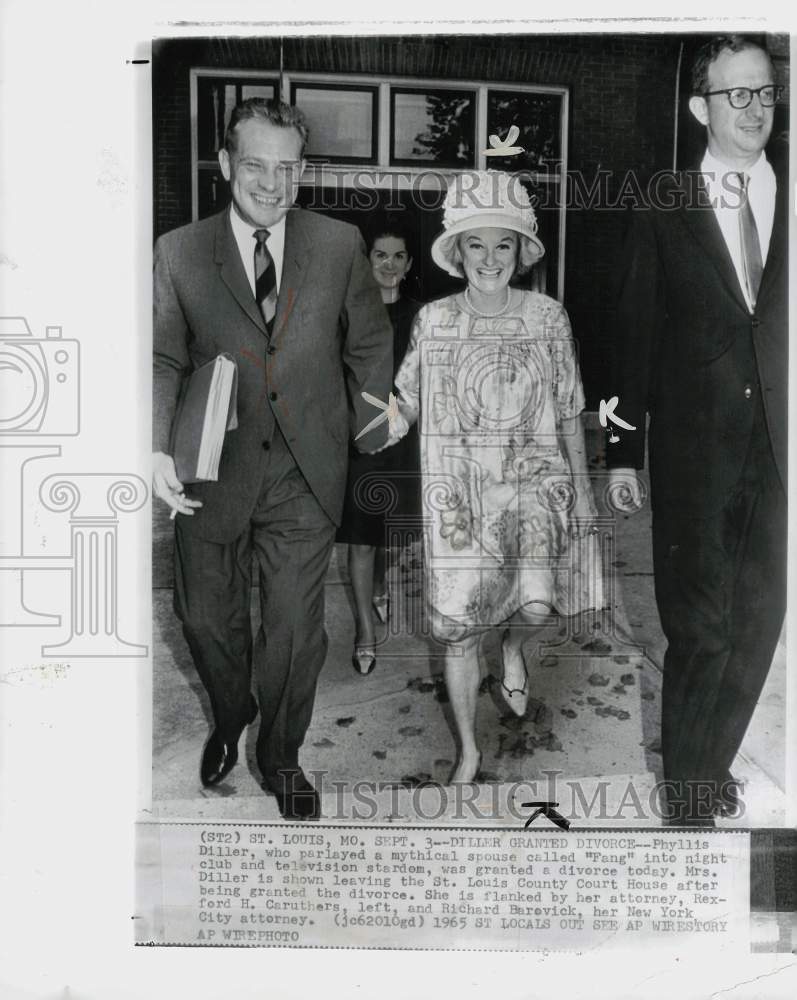 1965 Press Photo Entertainer Phyllis Diller and Attorneys in St. Louis, Missouri- Historic Images