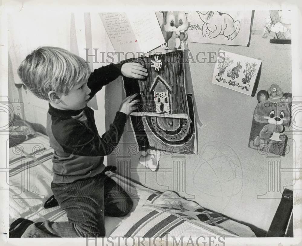 1972 Press Photo Child at school display drawing - lra03558- Historic Images