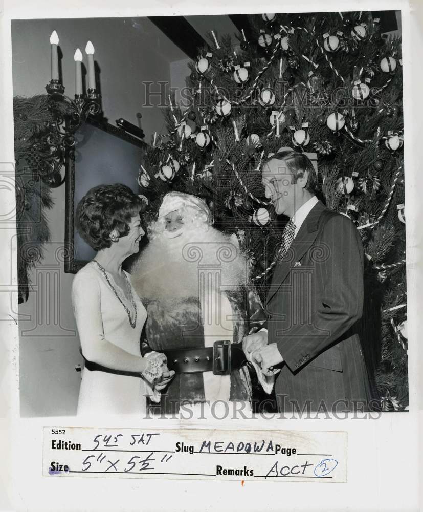 1975 Press Photo Mr. and Mrs. Lee A. Iacocca with Santa Claus - lra03902- Historic Images