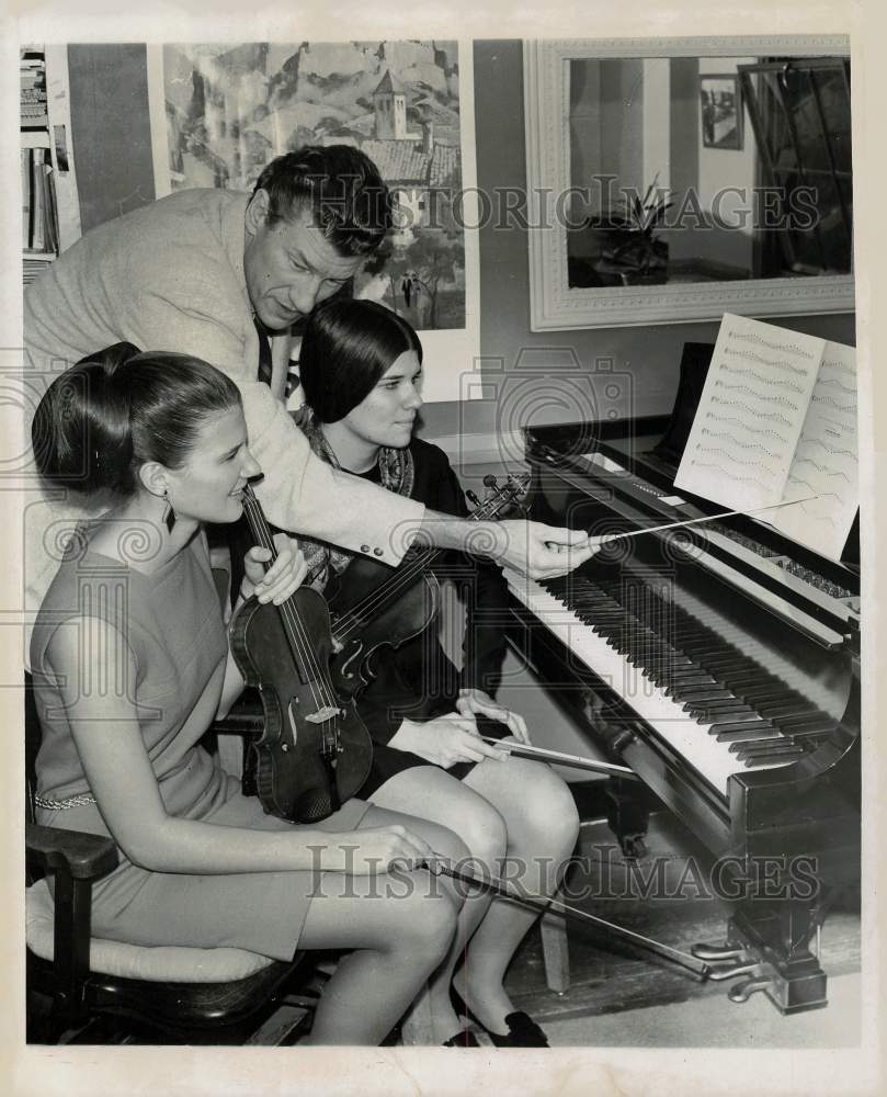 1969 Press Photo Seattle Symphony Orchestra Conductor Vilem Sokol and Daughters- Historic Images