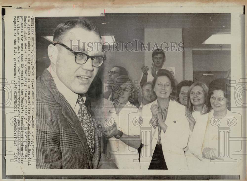 1973 Press Photo John Downey enters New Britain General Hospital, CT - lra04202- Historic Images