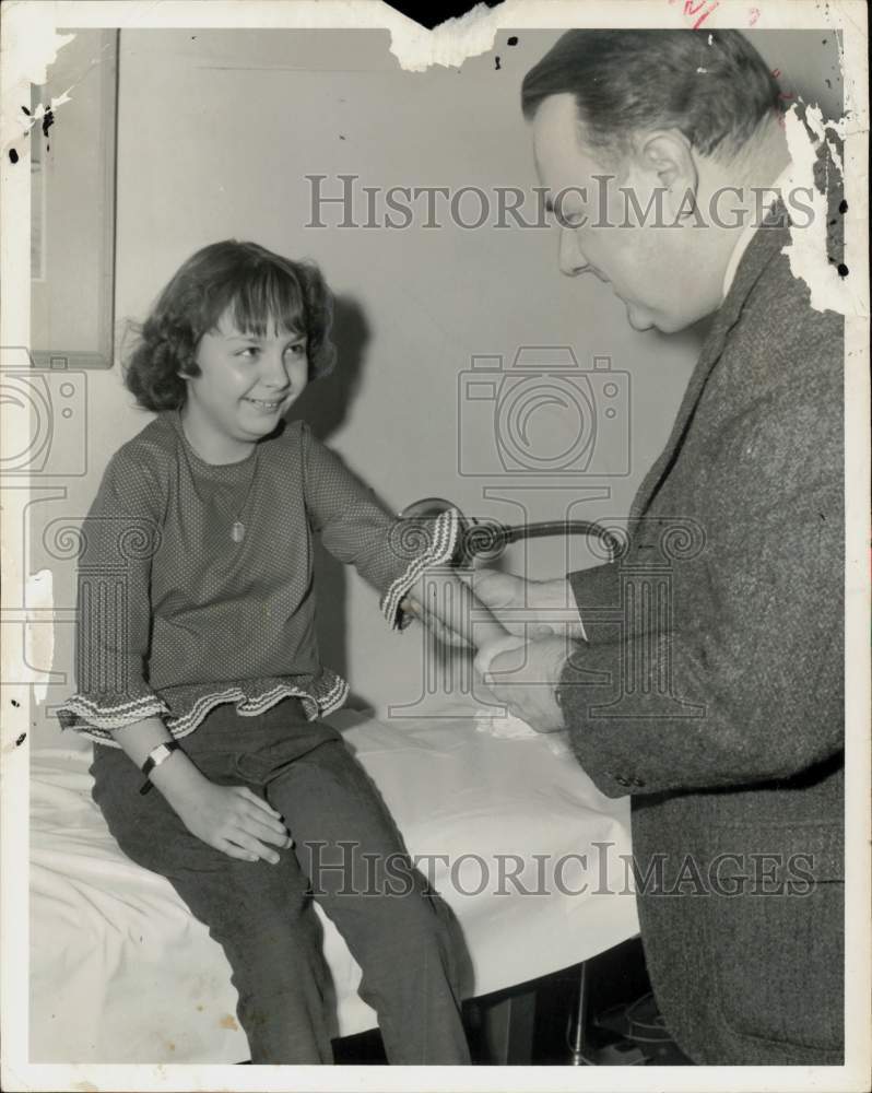 1966 Press Photo Doctor Stillman and Debbie Garvin at Boston Children&#39;s Hospital- Historic Images