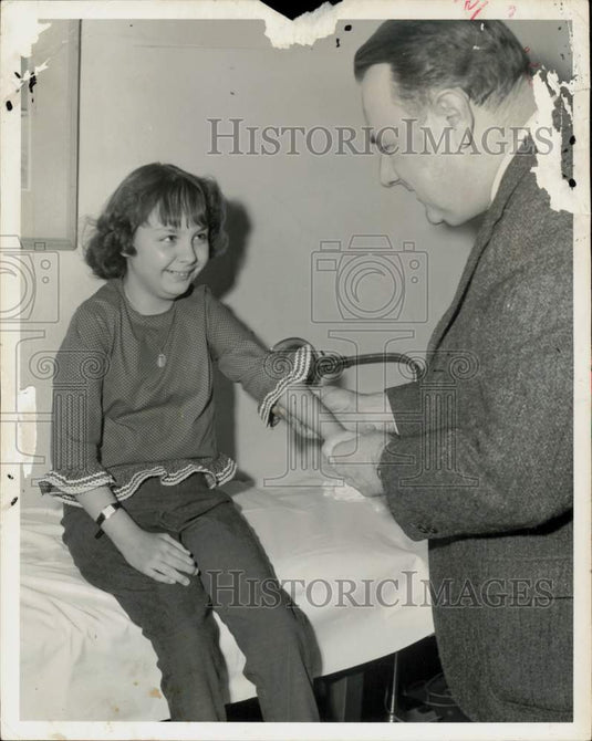 1966 Press Photo Doctor Stillman and Debbie Garvin at Boston Children's Hospital- Historic Images