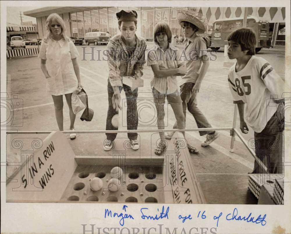 1978 Press Photo Morgan Smith plays at Fun Fair booth for Epilepsy Association- Historic Images