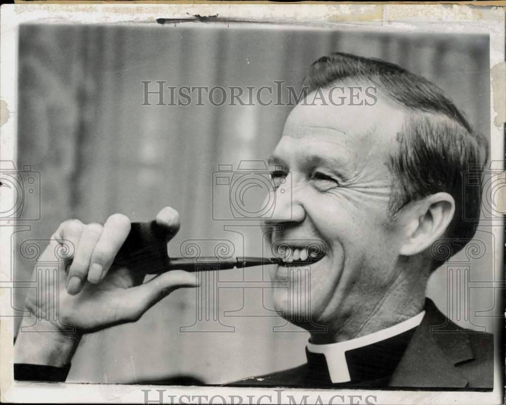 1972 Press Photo Reverend J. Donald Monar with pipe in mouth - lra05589- Historic Images