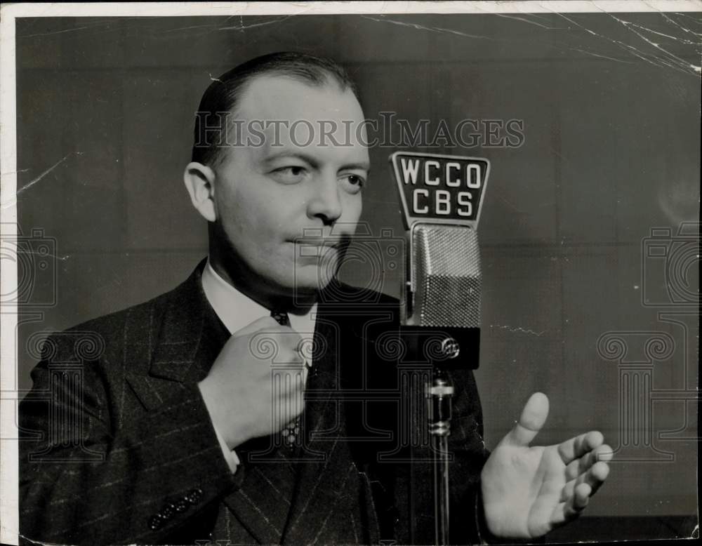 Press Photo Harold Stassen broadcasts message in WCCO-CBS Radio Station- Historic Images