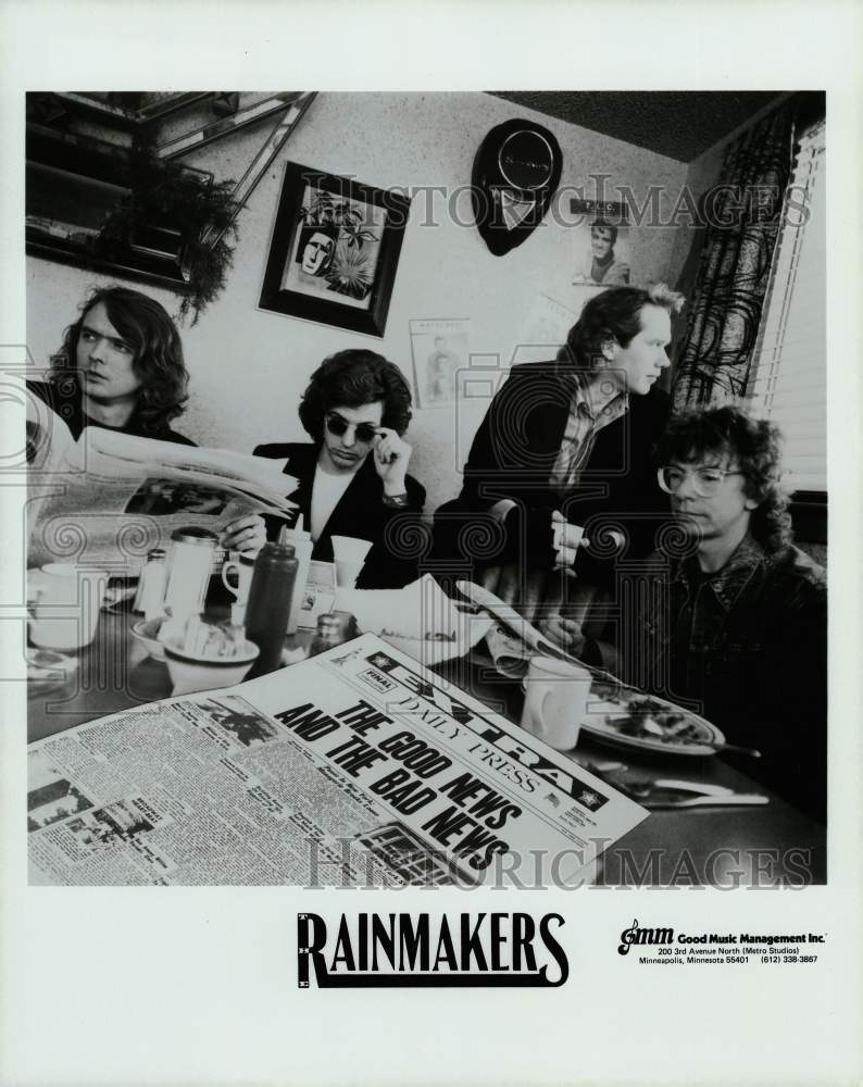 Press Photo The Rainmakers music group reading newspapers - lra06036- Historic Images