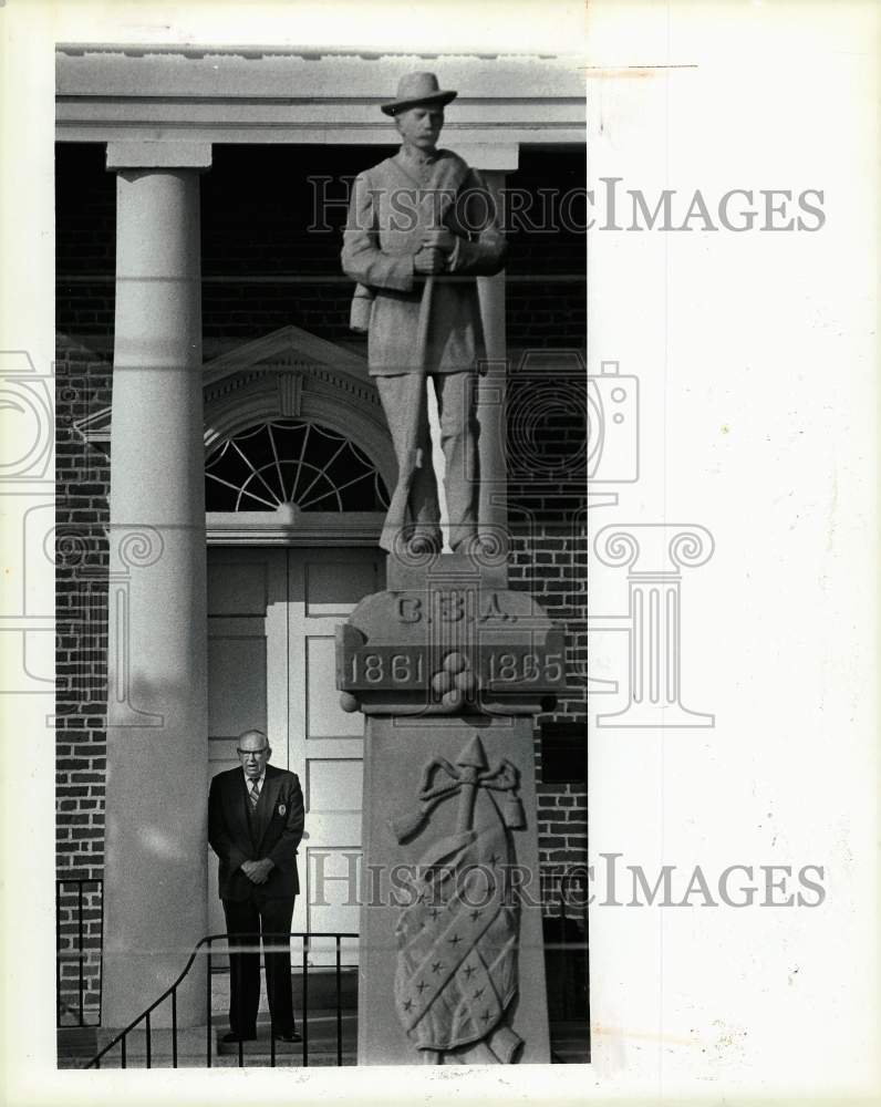 1987 Press Photo Lancaster court crier, Thurlow Knight stands beside statue- Historic Images