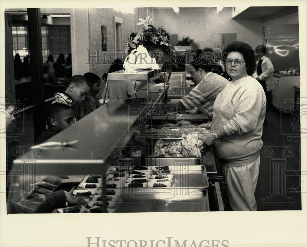 1989 Press Photo Carroll Garner serves lunch to kids at Harold C. Johnson School- Historic Images