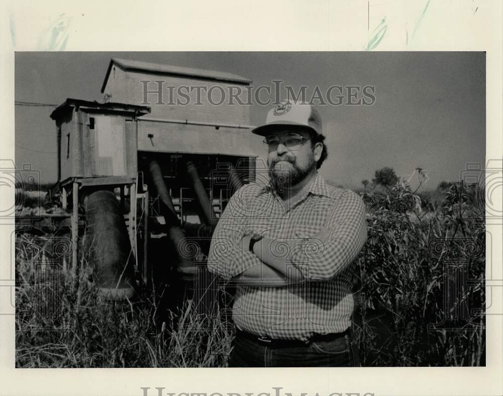 1990 Press Photo Jim Connor at Farm Pumphouse Near Lake Apopka - lra06355- Historic Images