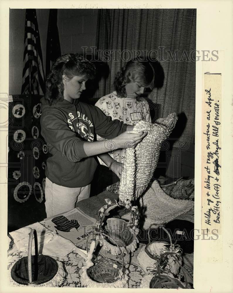 1986 Press Photo April Bentley &amp; Angela Hill checking sweater at Craftsman Fair- Historic Images